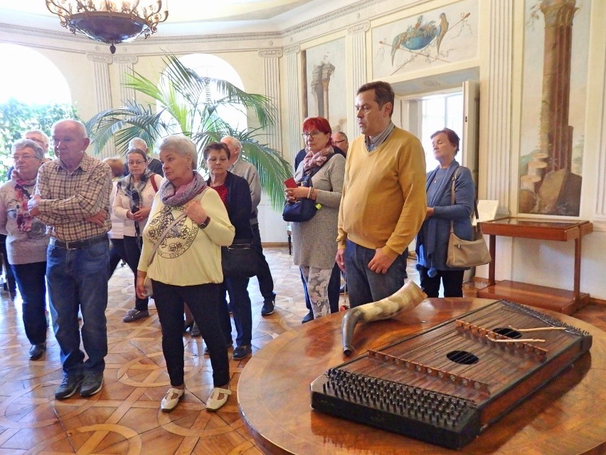 Seniorzy poznawali Wielkopolskę z Adamem Mickiewiczem