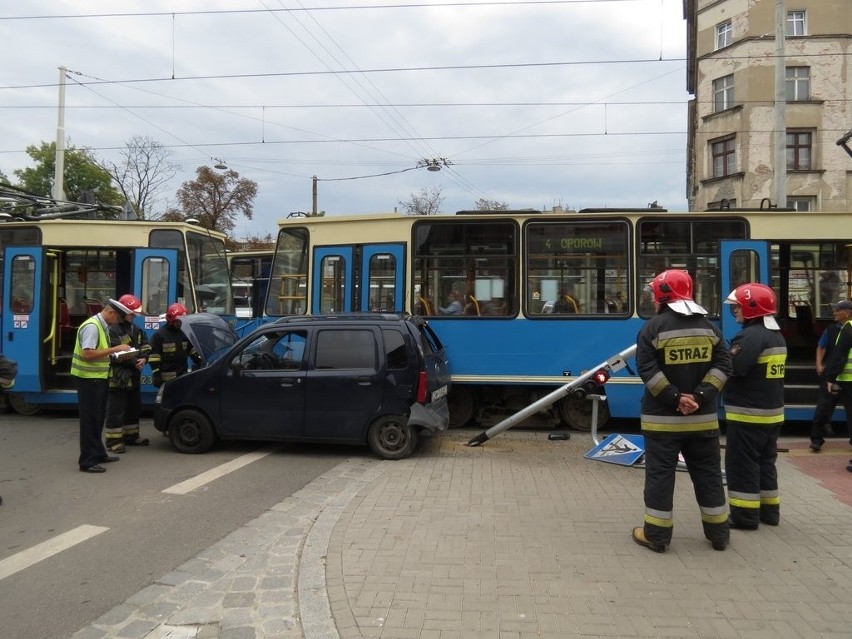 Wypadek na Pułaskiego: opel wjechał pod tramwaj (ZDJĘCIA)