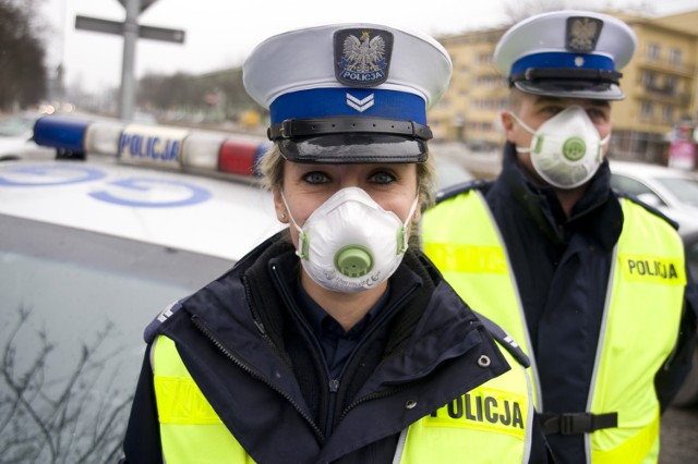 W takich maskach chodzą już na służbie krakowscy policjanci