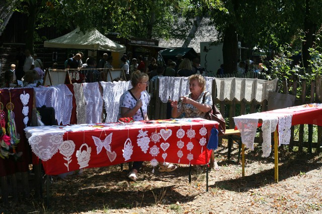 W niedzielę, 15 lipca, w zielonogórskim skansenie miała miejsce prawdziwa kulinarna uczta. Można było spróbować lubuskich przysmaków, a także potraw z Indonezji, Macedonii, Serbii i Bułgarii. Wydarzenie połączone było z uroczystym otwarciem festiwalu „Oblicza tradycji”. Wystąpiły zespoły z Indonezji, Macedonii, Serbii, Bułgarii oraz gospodarz festiwalu: Lubuski Zespół Pieśni i Tańca oraz zespół Hulajniki z Beskidu Żywieckiego. Tradycyjnie już nie zabrakło konkursu solistów “Śpiewacy w Ochli.” W tym roku tematem przewodnim lubuskich smaków była kultura Polesia (na dzisiejszej Białorusi), skąd po wojnie przybyło w do naszego regionu wiele rodzin.

