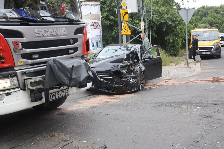 Wypadek na ulicy Głogowskiej w Legnicy, jedna osoba ranna