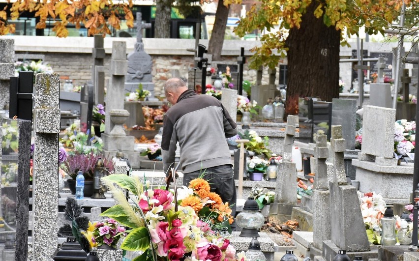 Rozpoczęły się porządki na chełmskich cmentarzach. O czym warto pamiętać?