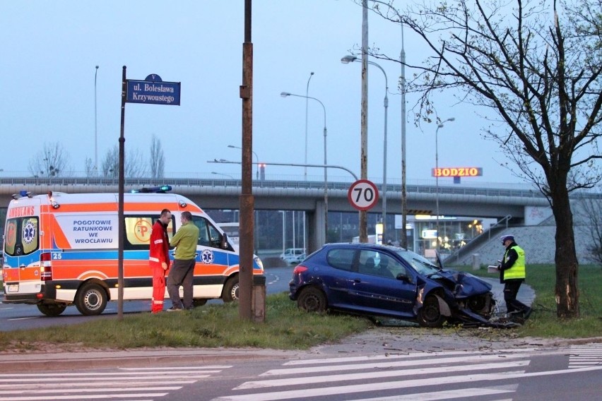 Na ulicy Krzywoustego peugeot uderzył w drzewo (ZDJĘCIA)