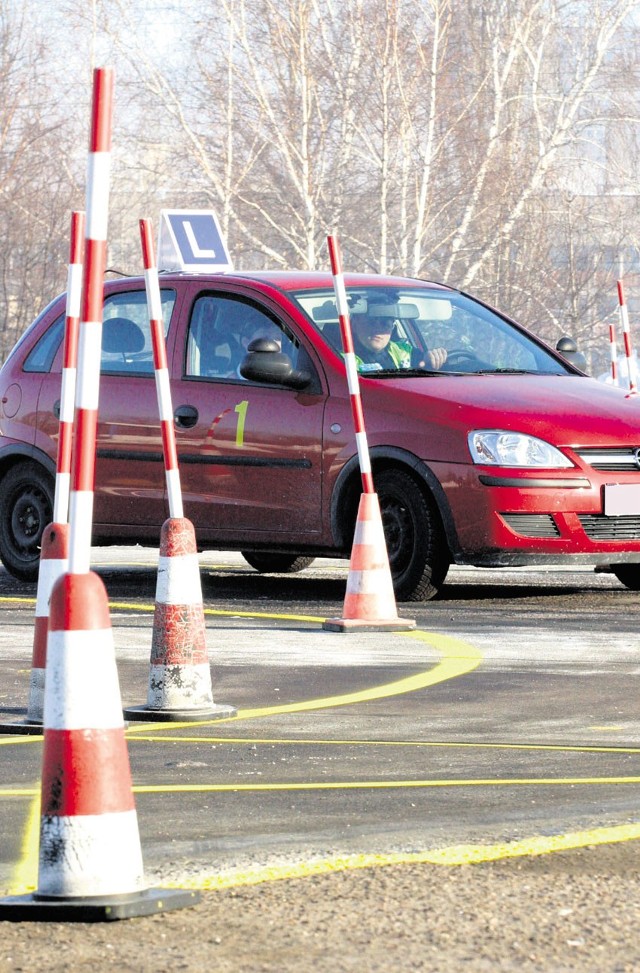 Coraz mniej osób decyduje się zdawać na prawo jazdy.