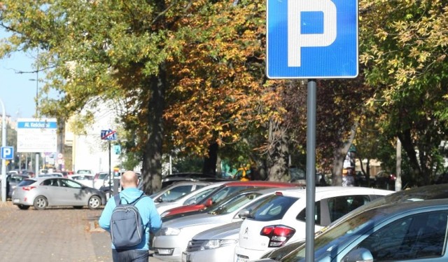 Sejm chce umożliwić samorządom dużych miast wprowadzenie wyższych opłat za parkowanie w śródmieściu. W Łodzi na razie nie ma planów podniesienia stawek.