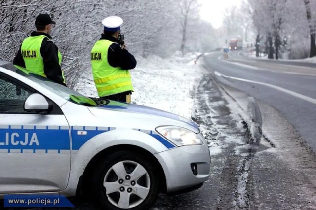 Wyprzedzanie, wymijanie czy wchodzenie w zakręt, w takich warunkach może być bardzo niebezpieczne