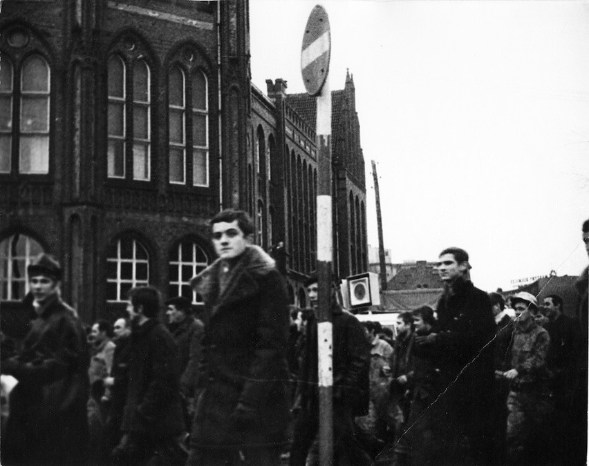 Zdjęcie zrobione 14 grudnia 1970 r. przed I Liceum...