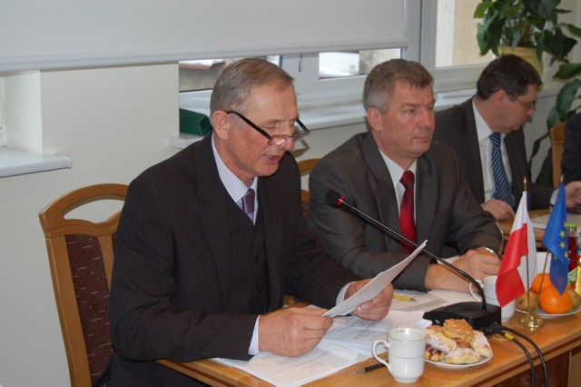Krzysztof Jonaczyk (z lewej) zrezygnował podczas sesji.