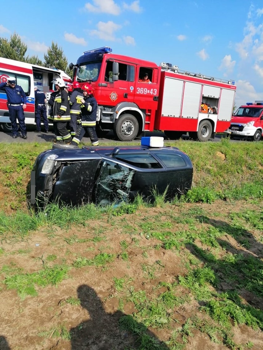 Wypadek volkswagena w powiecie włocławskim. Jedna osoba trafiła do szpitala [zdjęcia]
