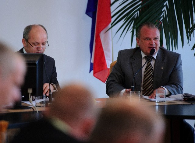 Stefan Bieszczad  (z lewej) twierdzi, że Paweł Wolicki (z prawej) w pracy bywa zbyt rzadko