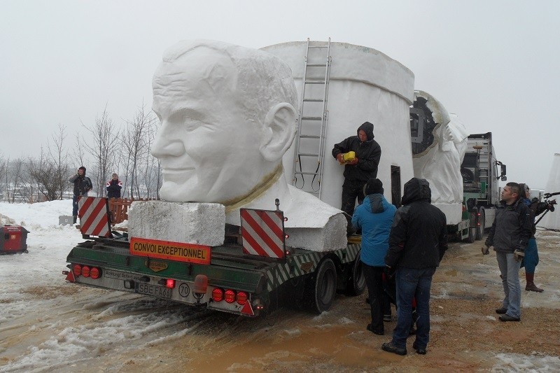 Częstochowa: Pomnik Jana Pawła II kompletny. Montaż od jutra! [ZDJĘCIA i WIDEO]