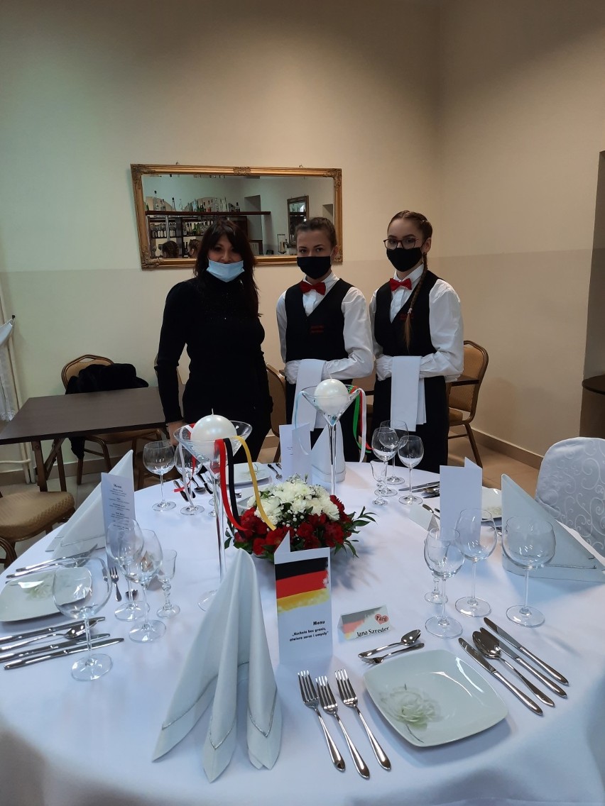 Uczennice jarosławskiego "spożywczaka" z sukcesami na krakowskim konkursie kulinarnym [ZDJĘCIA]