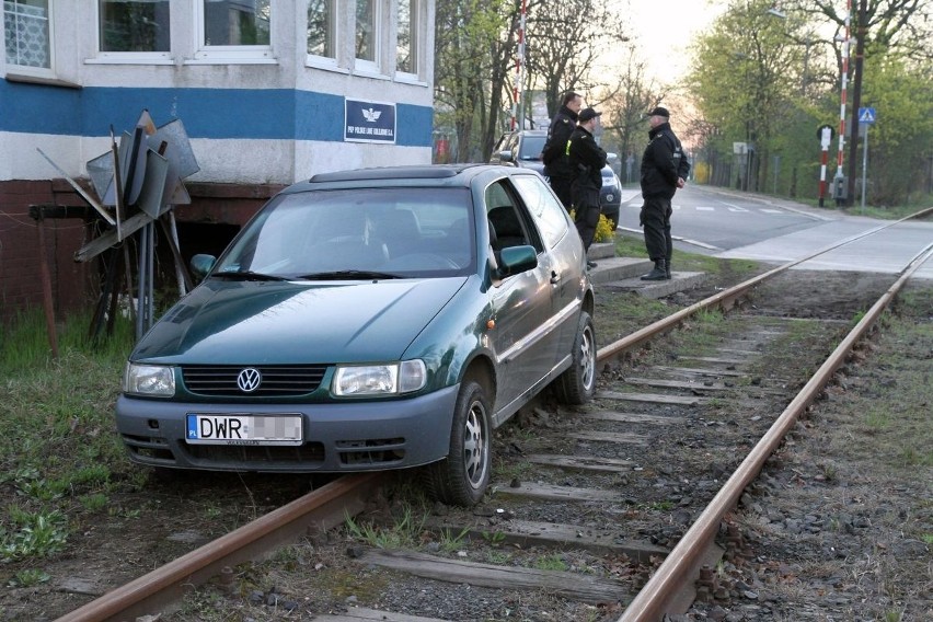 Pijany jechał autem po torach (ZOBACZ)