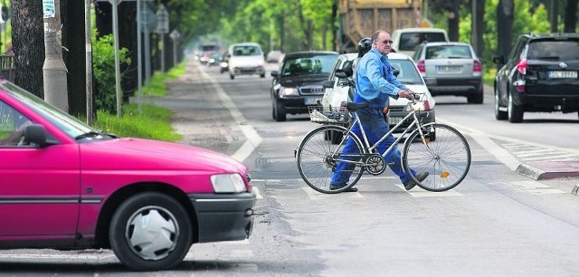 Ulica Kosmonautów to wyjazd z miasta w kierunku Legnicy i droga krajowa nr 94. Dziś to wątpliwa wizytówka Wrocławia