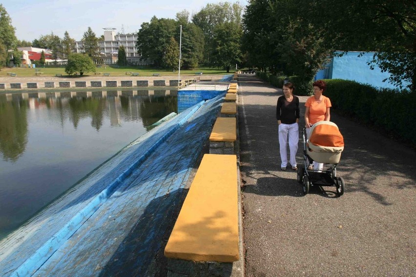 Od dwóch lat niecka kąpieliska przypomina bajoro