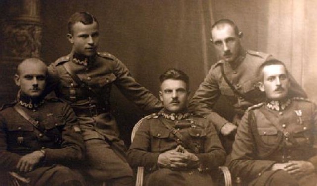 Por. Juliusz Ulrych (w środku) ze współpracownikami. Z lewej Edward Sztark