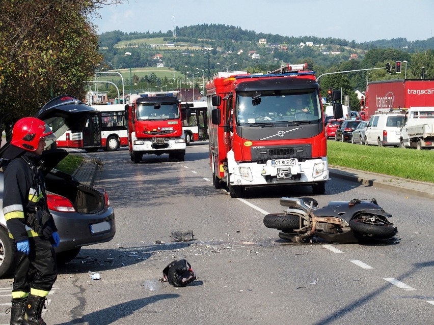 Nowy Sącz. Groźny wypadek przy Zajeździe Sądeckim. Nie żyje motocyklista 