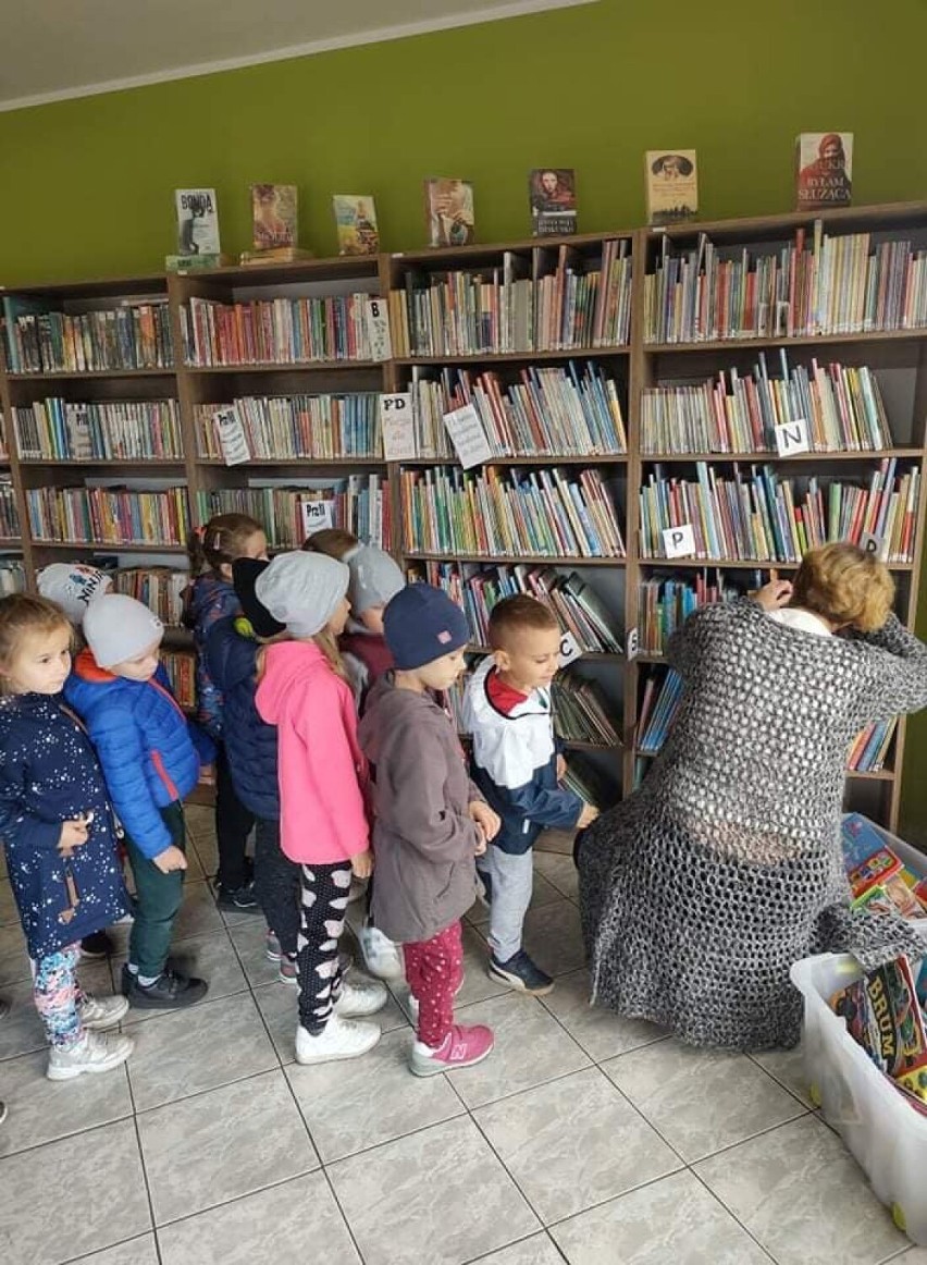 Smolice: Bibliotekarka propaguje czytelnictwo wśród najmłodszych