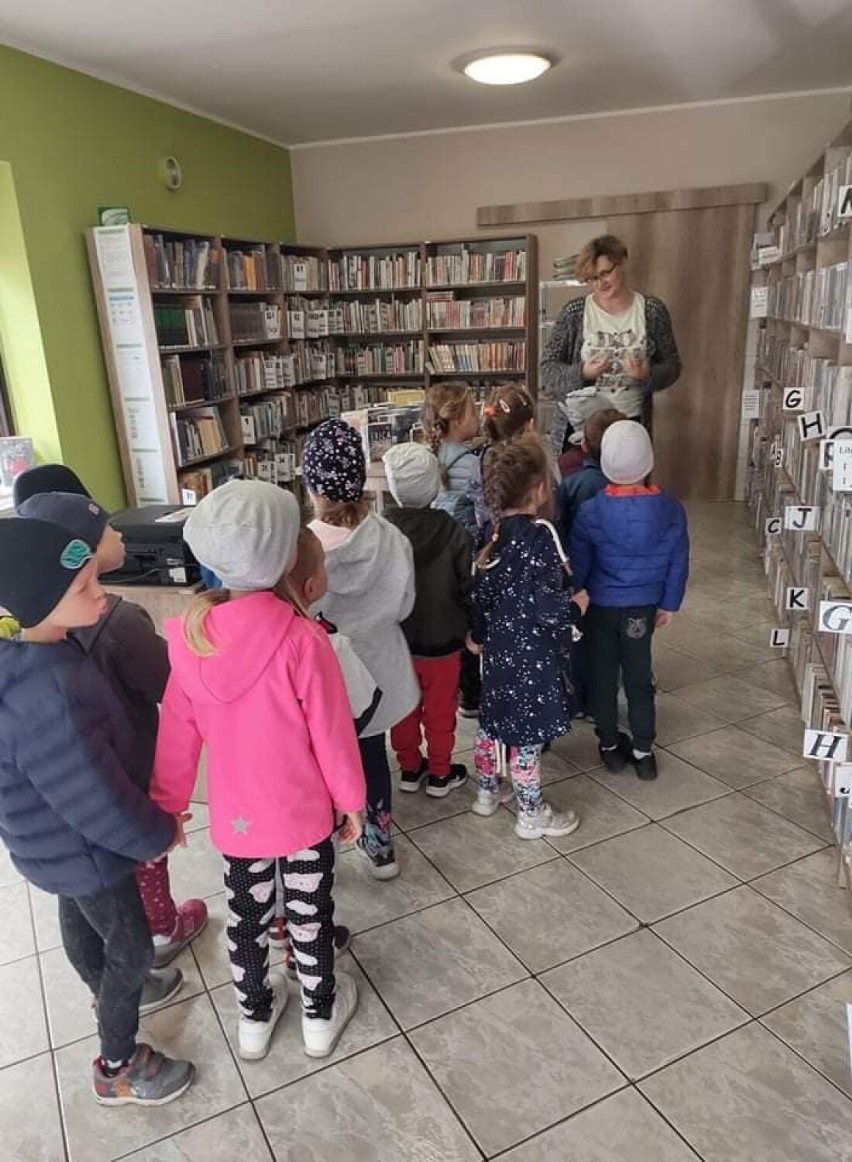 Smolice: Bibliotekarka propaguje czytelnictwo wśród najmłodszych