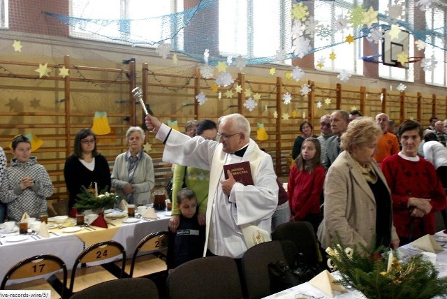 Proboszcz parafii św. Kazimierza ks. Jan Siedlarz na sobotniej wigilii dla potrzebujących