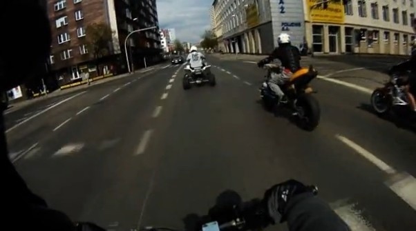 Szaleńczy wyścig motocykli i quadów w Katowicach [WIDEO]