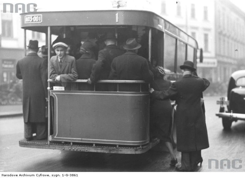 Rok 1937. Autobus z odsłoniętą tylną częścią, przypominał...