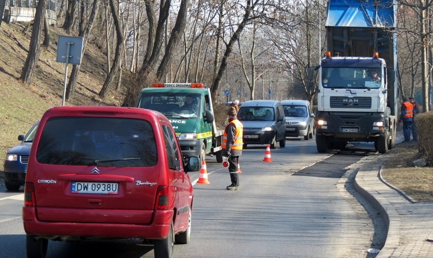 Zakorkowana Strzegomska do piątku jeszcze węższa (ZDJĘCIA)