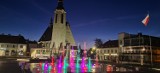 Limanowa. Odnowiony rynek pięknie wygląda nocą. Największą atrakcją fontanna mieniąca się kolorami na tle Bazyliki [ZDJĘCIA]