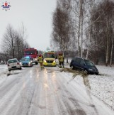 Wypadek w powiecie radzyńskim. 26-latka straciła panowanie nad samochodem. Troje dzieci trafiło do szpitala