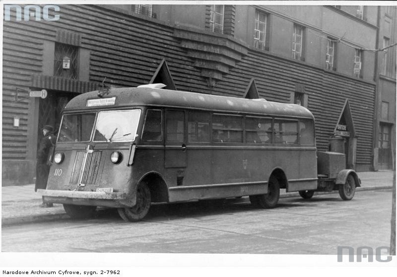 Autobus miejski napędzany gazem drzewnym, rok 1943....