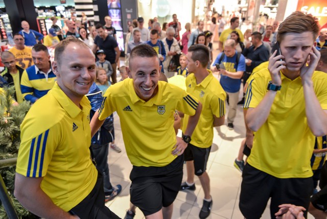 Kibice żółto-niebieskich spotkali się w sobotę w Centrum Riviera z piłkarzami