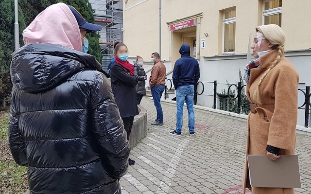 - Ludzie stoją godzinami w kolejkach, żeby pomóc chorym na COVID-19 – alarmowała w piątek Marta Wcisło, posłanka Koalicji Obywatelskiej