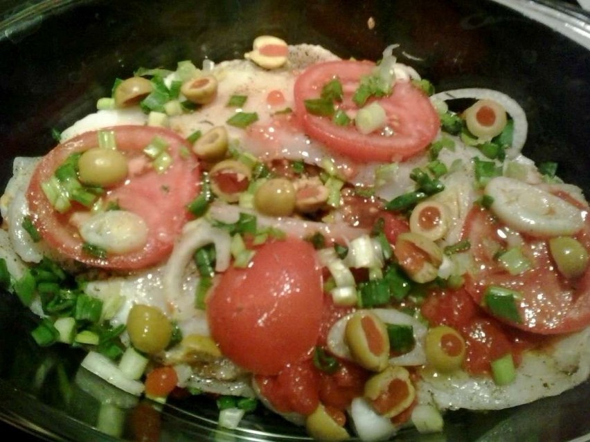 Filety z morszczuka w pomidorach, oliwkach, cebuli i...