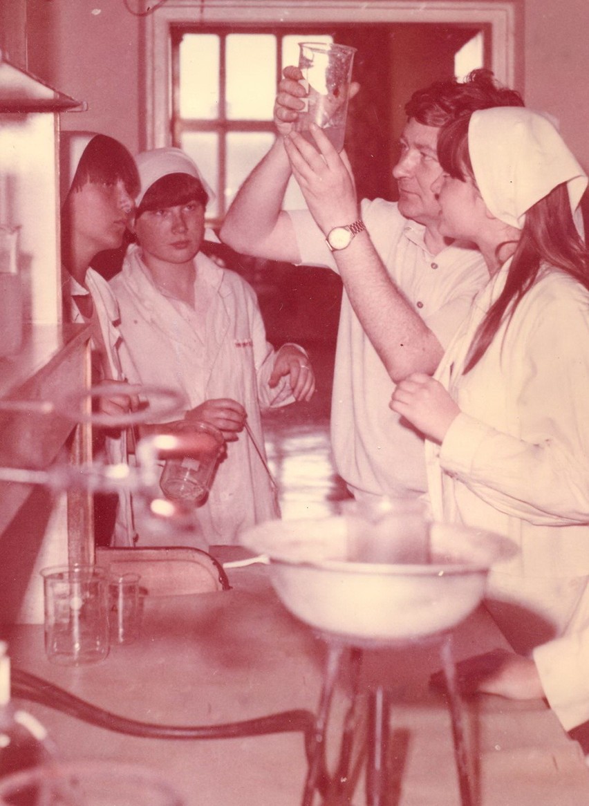 1980 r., laboratorium w szkołach chemicznych