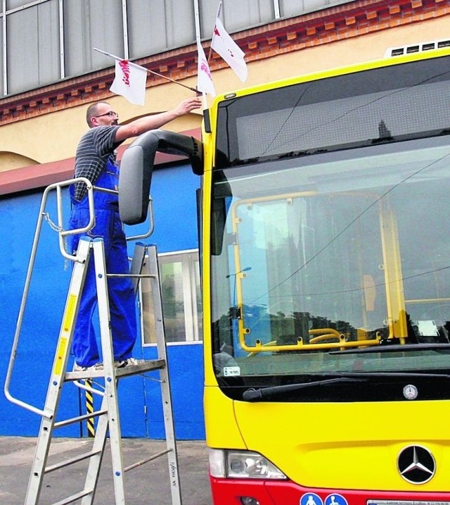 Andrzej Oryl montował wczoraj chorągiewki z biało-czerwonym logiem Solidarności, po których poznamy autobusy z zajezdni przy ul. Grabiszyńskiej. W ten sposób przez cały weekend będą nam przypominać o 30-leciu Solidarności.
