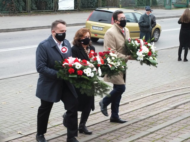 Przed Pomnikiem Niepodległości kwiaty składają, od lewej: Marek Materek- prezydent Starachowic, Agata Wojtyszek- poseł na Sejm, Piotr Babicki- starosta starachowicki