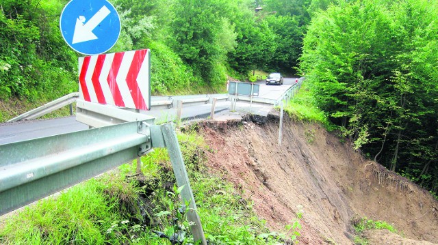 Pociętą osuwiskami drogą z Piwnicznej do Mniszka nad Popradem mogą jeździć wyłącznie samochody do 2,5 tony