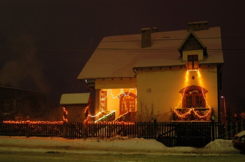 Zdjęcia Stanisława Straszkiewicza przedstawiają iluminacje...