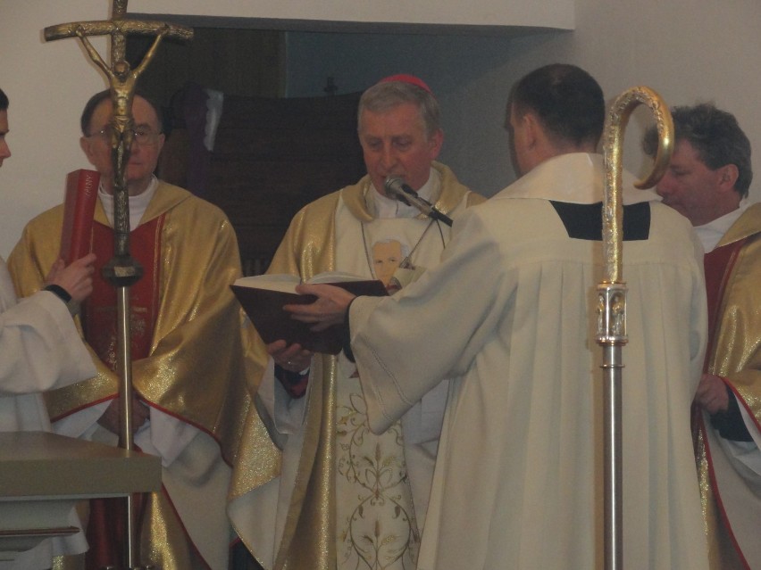 Ks. biskup Ryszard Kasyna poświęcił nowy ołtarz w Starym Bukowcu