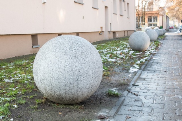 - Chciałbym się dowiedzieć, po co przywieziono te duże kule na naszą ulicę. Nie rozumiem, czemu one mają służyć. Może to jakaś instalacja artystyczna? Uważam, że o takich działaniach zarządzający nieruchomością powinien informować mieszkańców - mówi pan Artur, który mieszka w jednym z budynków komunalnych przy ul. Drzymały. 

Czytaj dalej -->