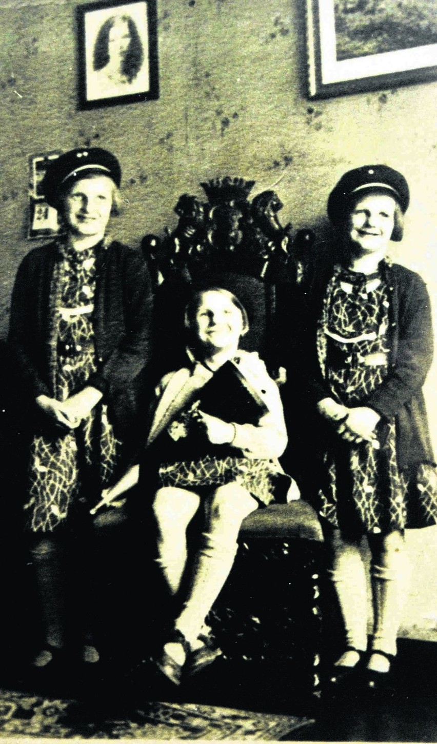 Lata 30.  Małe Muzykówny - Budzia (z lewej),  Janina i...