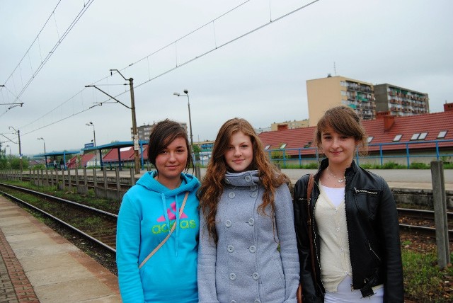Licealistki z Chełmka chcą wrócić z Chrzanowa do domu koleją. Rozkład jazdy, który odpisały przed miesiącem, jest już jednak nieaktualny i ich pociąg właśnie uciekł...