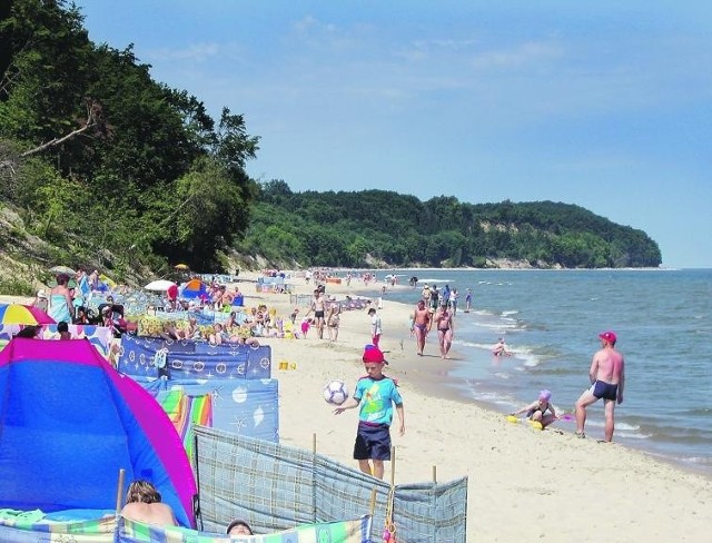 Lokalizacja nieruchomości budzi zachwyt. Leży ona na rozewskim klifie, wznoszącym się tuż nad morską plażą