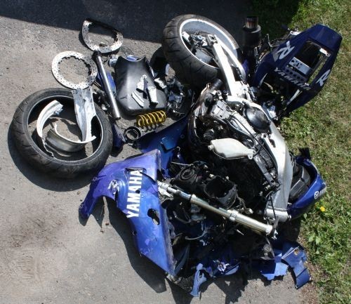 Policja Kamienna Góra: z motocykla została kupka złomu