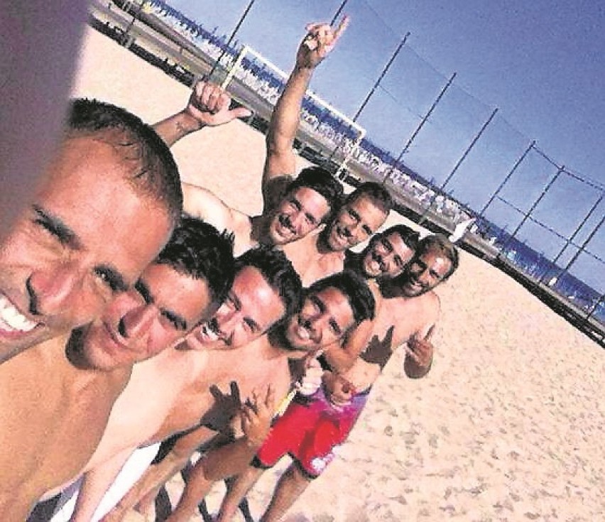 Selfie Flavio Paixao z przyjaciómi na plaży w portugalskiej...