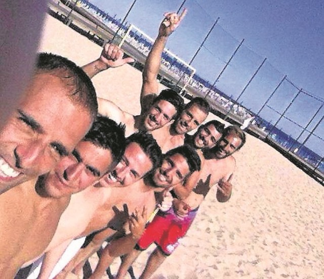 Selfie Flavio Paixao z przyjaciómi na plaży w portugalskiej Sesimbrze - rodzinnej miejscowości bliźniaków. Trzeci z prawej (z podniesioną ręką) Marco. Słońce, piasek, piłka nożna - taki urlop!
