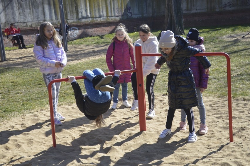 Dzieci z SP 9 witają wiosnę w Głogowie