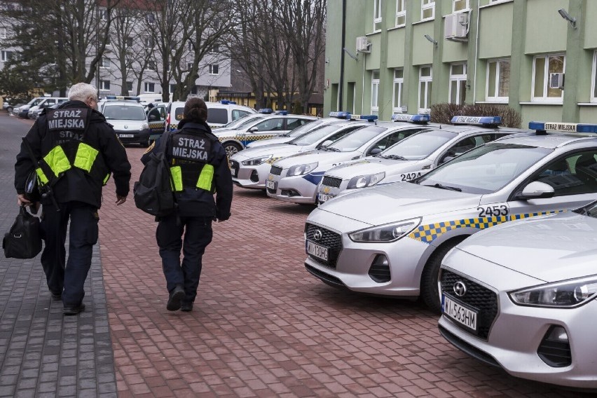 Warszawiacy ocenili straż miejską. Ratusz przemilczał raport. Problemy z nieprzepisowym parkowaniem i hulajnogami elektrycznymi