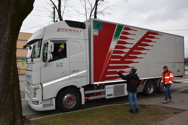 Żywność,  artykuły higieniczne, koce, materiały opatrunkowe i leki przyjechały w czwartek, w transporcie z Ceseny we Włoszech do magazynu Polskiego Czerwonego Krzyża w Sandomierzu.