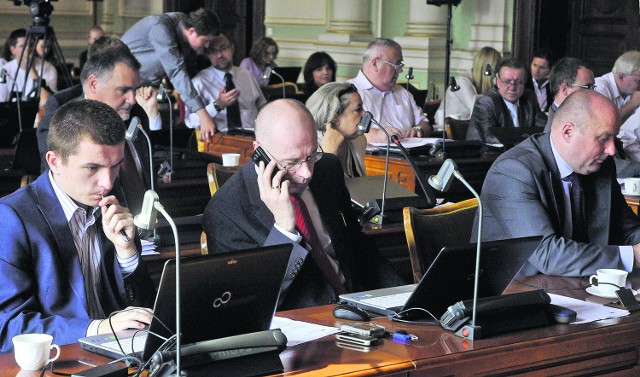 Gdańscy radni, wśród nich Jaromir Falandysz (z lewej) latem odwołują  swoje dyżury